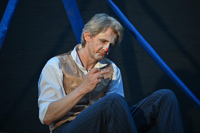 Werther (Thomas Maria Peters) sitzt am Boden und schaut sehr traurig.